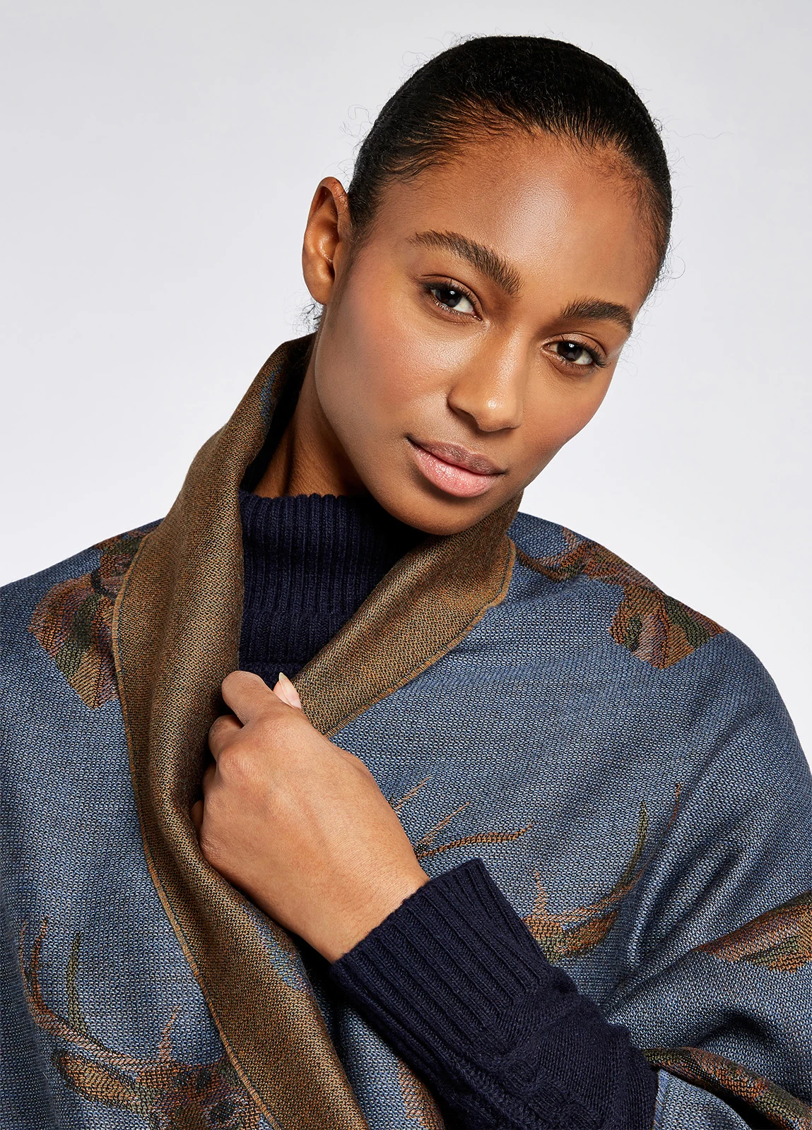 Dubarry Heatherbell Stole - Indigo 6 Dubarry Heatherbell Stole - Indigo - Image 4